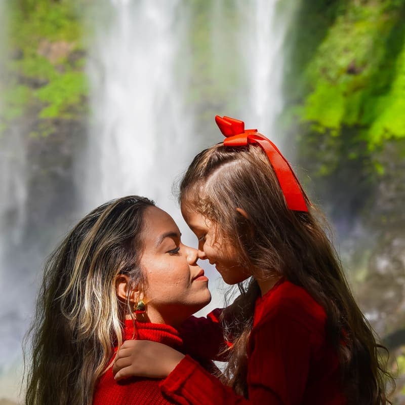 Mãe e filha em ensaio no Pé da Cascata do Caracol