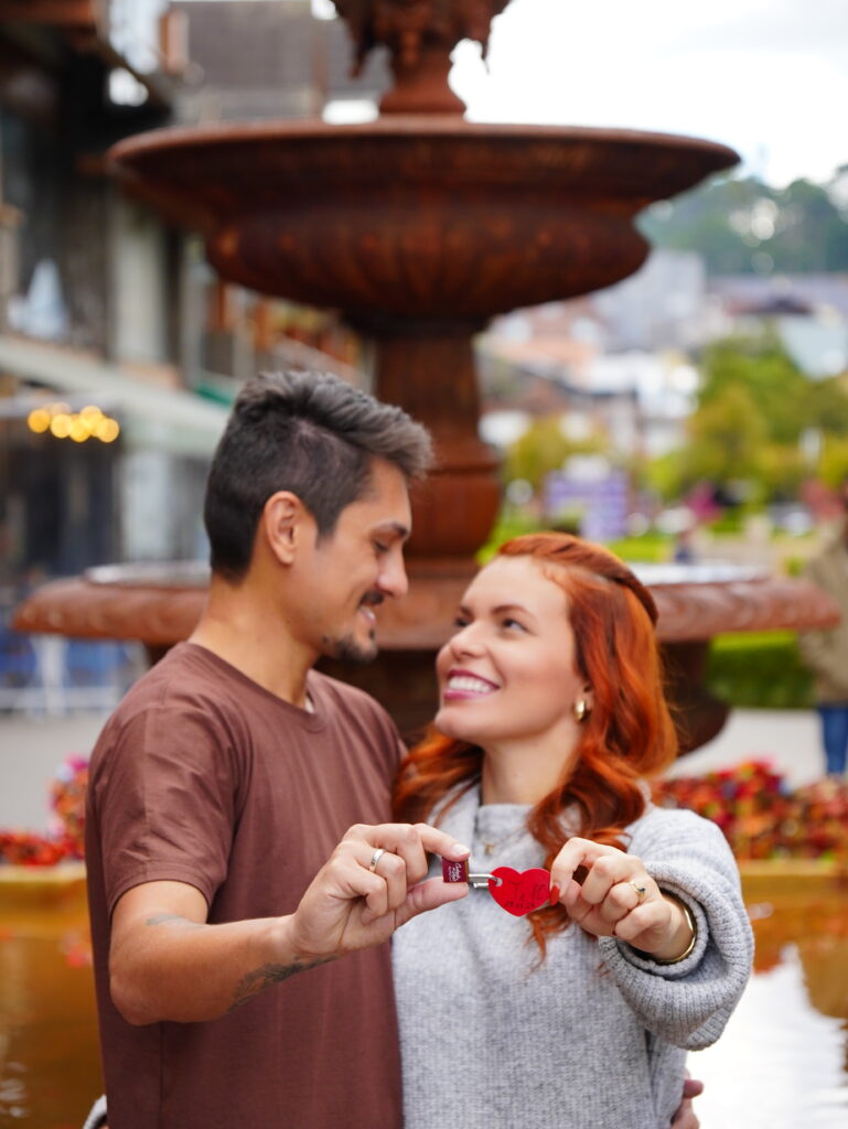 Casal na frente da fonte do amor no centro de grmado