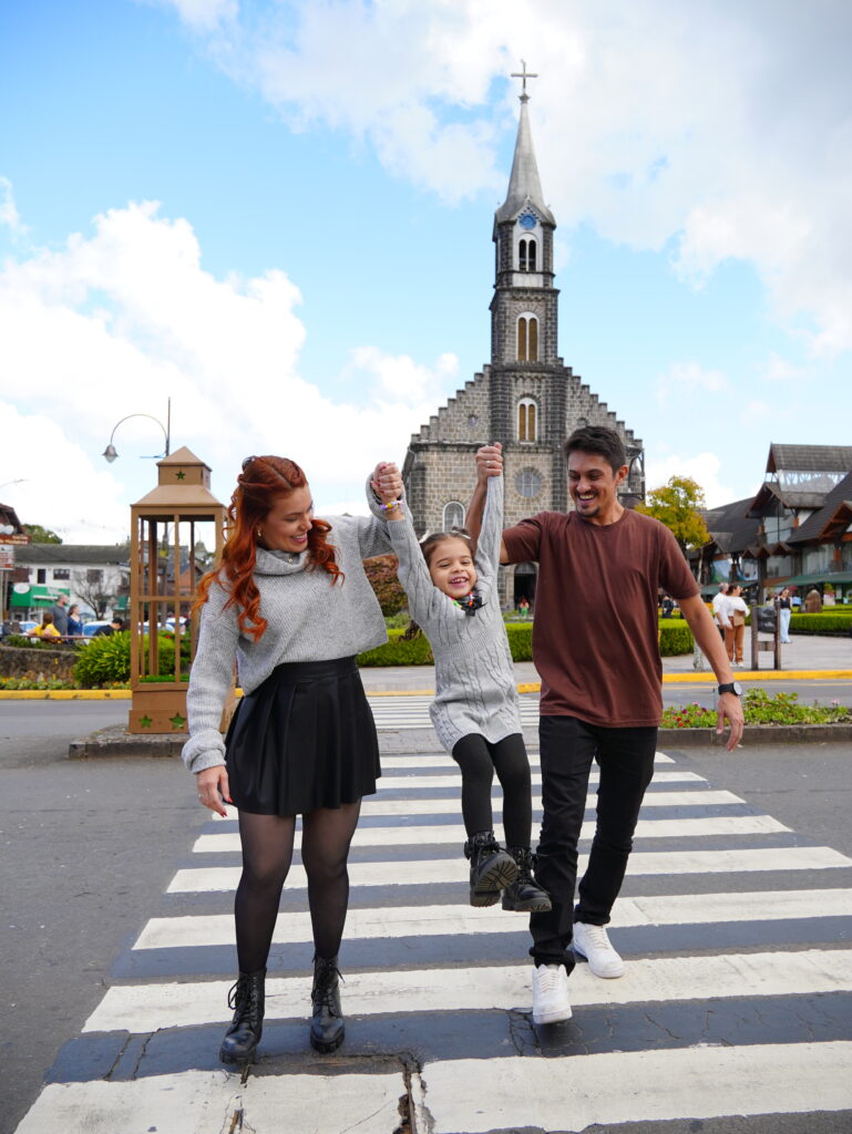 familia na frente da igreja de gramado